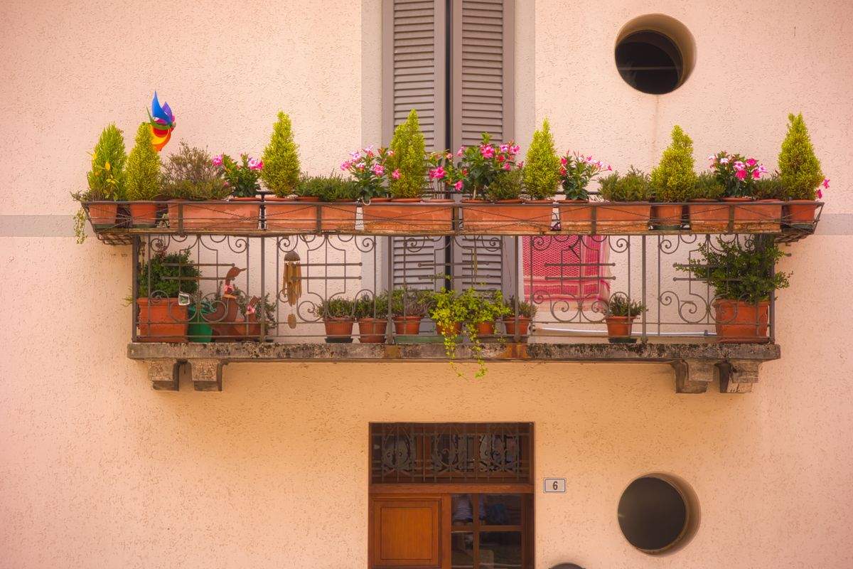 Balkon jako mini ogród – Aranżacje na każdą ekspozycję i budżet