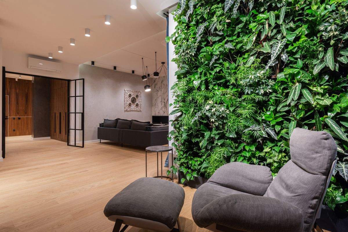 Biophilic design w mieszkaniu – Jak wprowadzić naturę do wnętrz miejskich?
