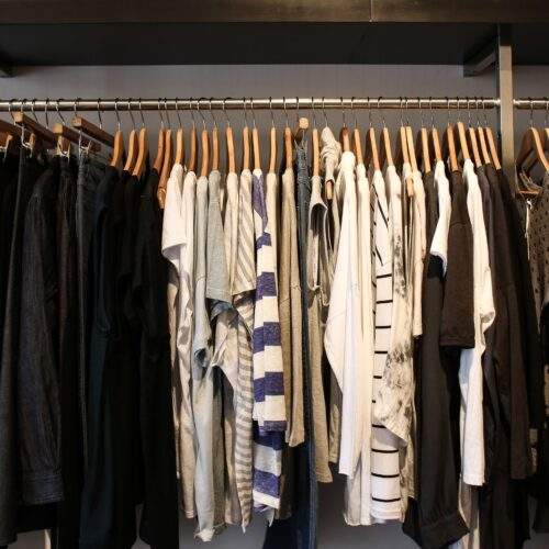 Capsule wardrobe – Jak zbudować bazowa garderobę na cały rok?